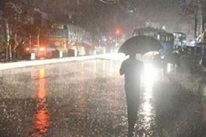 শীতের আবহে হঠাৎ রাজধানীতে মুষলধারে বৃষ্টি