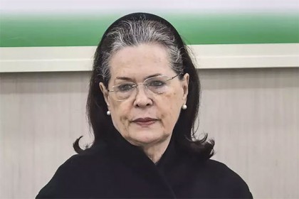 ধুলো-ধোঁয়ায় দিল্লি ছাড়লেন সোনিয়া গান্ধী