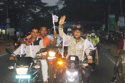 বরিশালে ‘ফরচুন বরিশাল’ সমর্থকদের মোটর শোভাযাত্রা