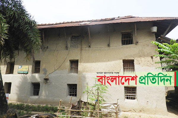 দৃষ্টিনন্দন তিনতলা মাটির বাড়ি!