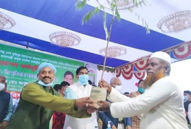 
ধামরাইয়ে ২০০০ হাজার গাছের চারা বিতরণ
