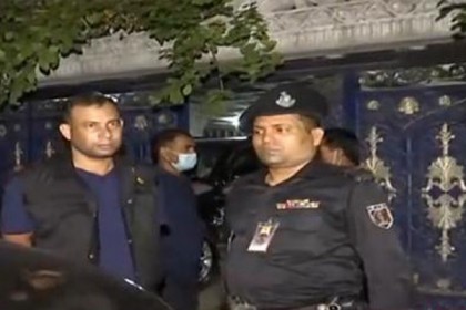 বাসায় অভিযান চালিয়ে গোল্ডেন মনিরকে আটক, দেশি-বিদেশি মুদ্রা-মাদক জব্দ