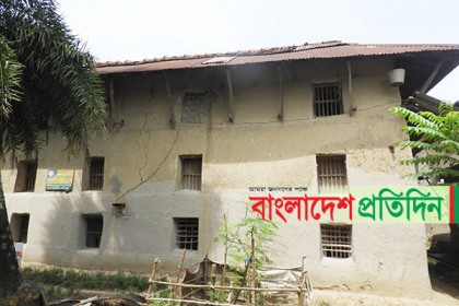 দৃষ্টিনন্দন তিনতলা মাটির বাড়ি!