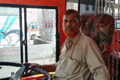 বাসের চালক-স্টাফদের নির্ধারিত ড্রেস পরা বাধ্যতামূলক 

