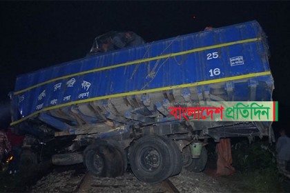 যশোরে কয়লাবোঝাই ট্রাককে ট্রেনের ধাক্কা, নিহত ১
