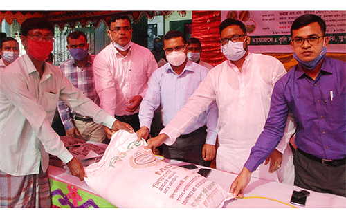 দুপচাঁচিয়ায় ৩০৮০জন কৃষকের মাঝে বিনামূল্যে সার ও বীজ বিতরণ