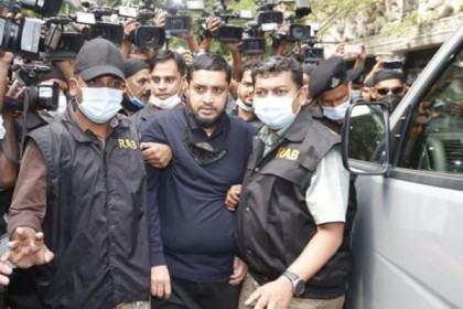 ‘গোল্ডেন মনিরের’ বিরুদ্ধে র‌্যাবের তিন মামলা, থানায় সোপর্দ
