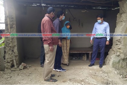 ডি‌সির আশ্বাসে ঘর পাচ্ছেন সেই বৃদ্ধা