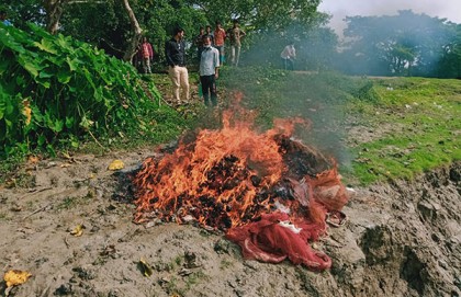গোপালগঞ্জে লক্ষাধিক টাকার বেড় জাল আটক করে আগুন দিয়ে ধ্বংস 