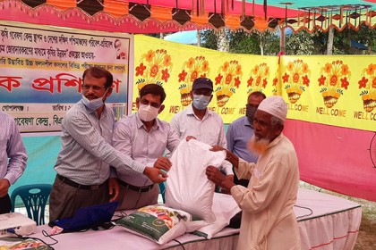 গোপালগঞ্জে মুজিববর্ষে কৃষকদের মাঝে বীজ বিতরণ