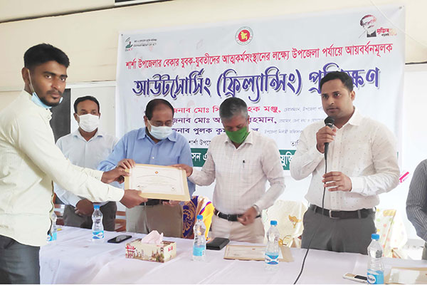 শার্শায় আউটসোর্সিং প্রশিক্ষণ শেষে সনদপত্র বিতরণ 