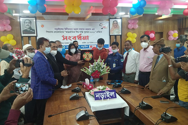 নড়াইল জেলা প্রশাসনের পক্ষ থেকে সাদাতকে সংবর্ধনা 