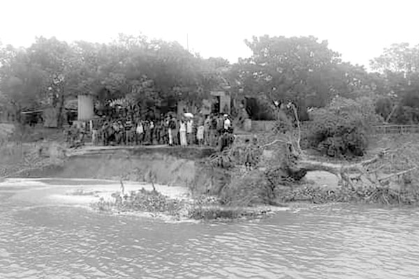 ভাঙনের মুখে চরলক্ষ্মীপুর গ্রাম