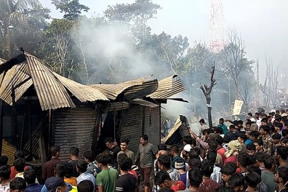 শরীয়তপুরে বাজারে অগ্নিকাণ্ড, ২০ দোকান পুড়ে ছাই