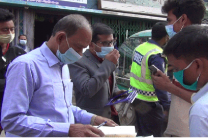 নাটোরে মাস্ক না পরায় ৮ জনকে জরিমানা