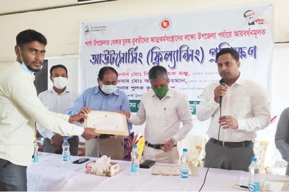 শার্শায় আউটসোর্সিং প্রশিক্ষণ শেষে সনদপত্র বিতরণ 