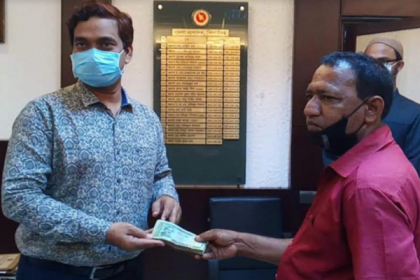 দেশের করোনা দুর্গতদের আবারও ৫০ হাজার টাকা দান সেই অটোচালকের