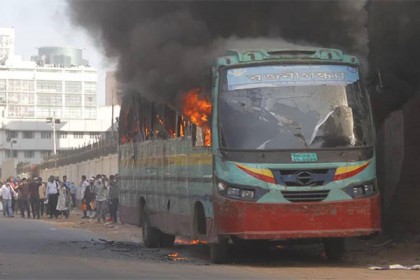 বাস পোড়ানোর মামলায় বিএনপির ৮০ নেতাকর্মীর আগাম জামিন
