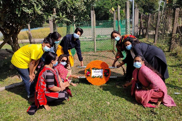 কবরে ফুল দিয়ে প্রয়াত বারী সিদ্দিকীকে স্মরণ ভক্তদের