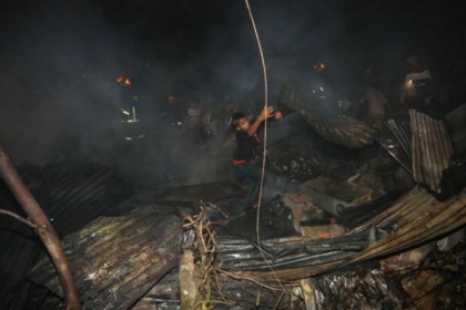সাততলা বস্তির ৬০ ঘর ভস্মীভূত, হবে তদন্ত কমিটি

