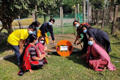 কবরে ফুল দিয়ে প্রয়াত বারী সিদ্দিকীকে স্মরণ ভক্তদের