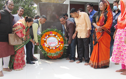 রাজবাড়ীতে বঙ্গবন্ধুর প্রতিকৃতিতে কৃষক লীগের পুষ্পমাল্য অর্পণ