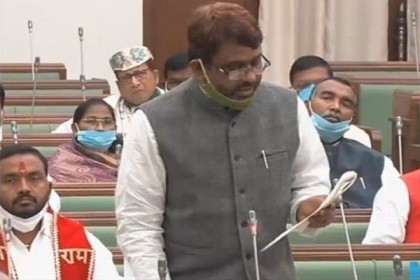 শপথ অনুষ্ঠানে ‘হিন্দুস্তান’ শব্দে আপত্তি, বিধায়ককে পাকিস্তান যাওয়ার পরামর্শ