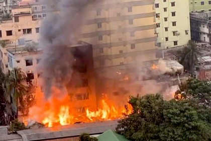 রাজধানীর মোহাম্মদপুরের বিহারি পট্টিতে আগুন, নিয়ন্ত্রণে ১০ ইউনিট