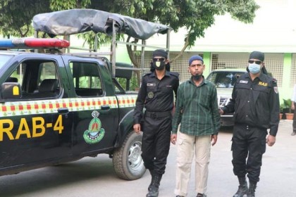 অনলাইনে মোবাইলের অর্ডার, পেলেন বাক্সভর্তি কাঠের টুকরা!