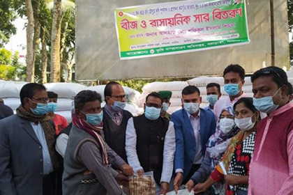 নলডাঙ্গায় সার ও বীজ বিতরণ 