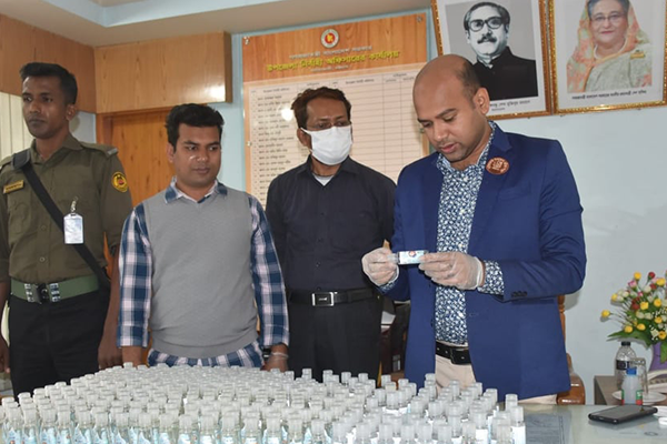 চট্টগ্রামে ৩৭২ বোতল নকল স্যানিটাইজার জব্দ 

