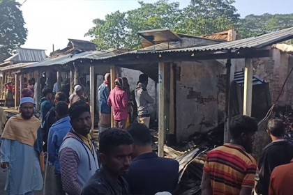 নেত্রকোনায় অগ্নিকাণ্ডে ১১ দোকান ভস্মীভূত