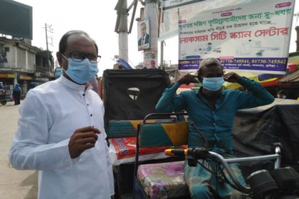 লাকসামে সহস্রাধিক মানুষের মধ্যে মাস্ক বিতরণ