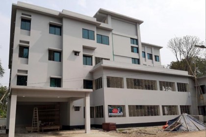 বড়াইগ্রাম হাসপাতালে শিশু রোগীর চিকিৎসা দেন মেডিকেল উপ-সহকারী!