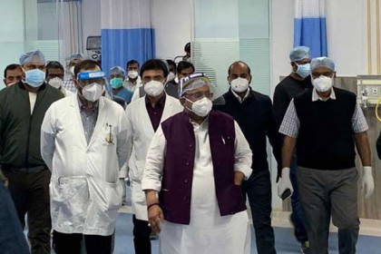 হাসপাতাল পরিদর্শনে গেলেন করোনায় আক্রান্ত রাজস্থানের স্বাস্থ্যমন্ত্রী
