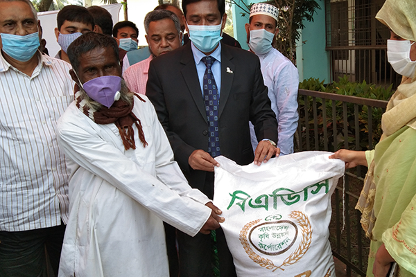বরগুনায় সার ও বীজ বিতরণ 
