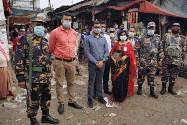 গাজীপুরে নিষিদ্ধ ঘোষিত পলিথিন শপিং ব্যাগ বিরোধী অভিযান