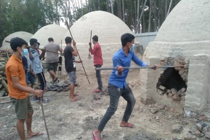 ধামরাইয়ে অবৈধ সিসা ও কয়লা কারখানা গুড়িয়ে দিল প্রশাসন