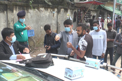 বরিশালে মাস্ক ব্যবহার না করায় ৫৩ জনকে অর্থদণ্ড