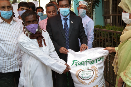 বরগুনায় সার ও বীজ বিতরণ 
