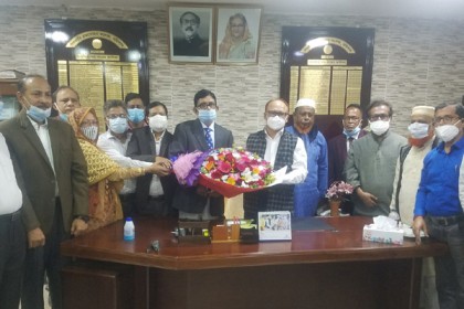 বরিশাল বিএম কলেজের অধ্যক্ষের দায়িত্বে ঢাকা বোর্ডের চেয়ারম্যান