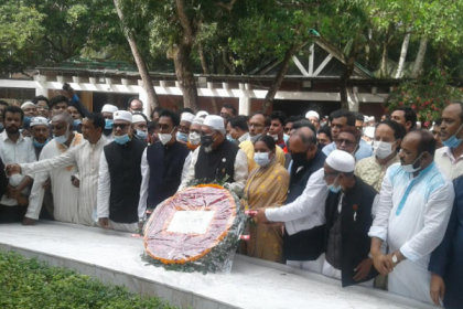 টুঙ্গিপাড়ায় জাতির পিতার সমাধিতে ধর্ম প্রতিমন্ত্রীর শ্রদ্ধা
