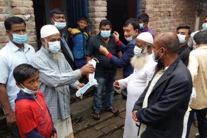 নাটোরে মাস্ক বিতরণ কর্মসূচি
