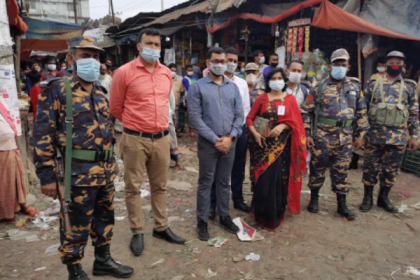 গাজীপুরে নিষিদ্ধ ঘোষিত পলিথিন শপিং ব্যাগ বিরোধী অভিযান