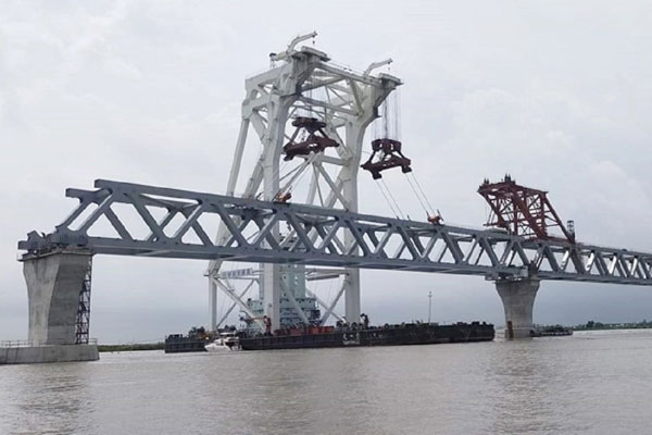 পদ্মা সেতুর ৩৯তম স্প্যান বসল, বাকি আর দুটি  

