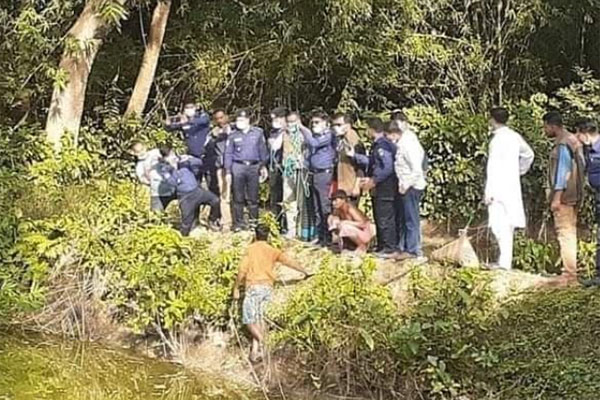গলা কেটে শ্বশুরকে হত্যা, পুকুরে মিলল ছুরি-হ্যান্ড গ্লাভস