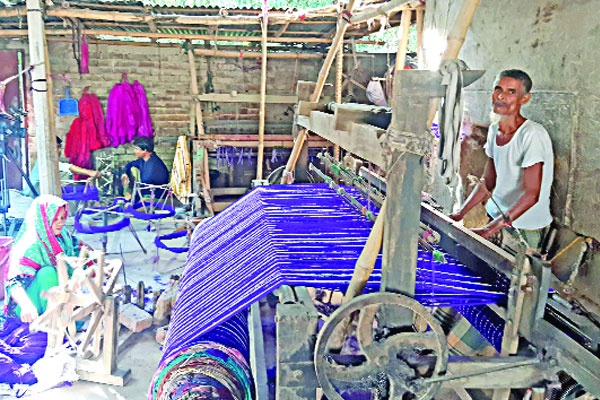 সুতার বুননে মিশে আছে স্বপ্ন