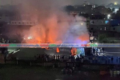 নারায়ণগঞ্জে ২৫ বসতঘরে অগ্নিকাণ্ড