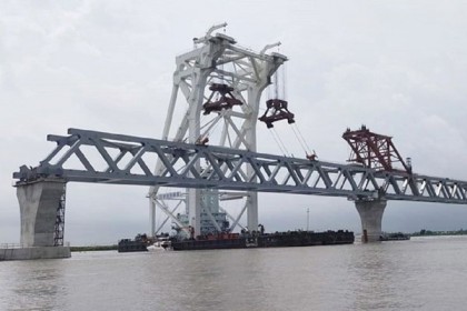 পদ্মা সেতুর ৩৯তম স্প্যান বসল, বাকি আর দুটি  

