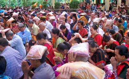 পাহাড়ে কঠিন চীবর দানোৎসব